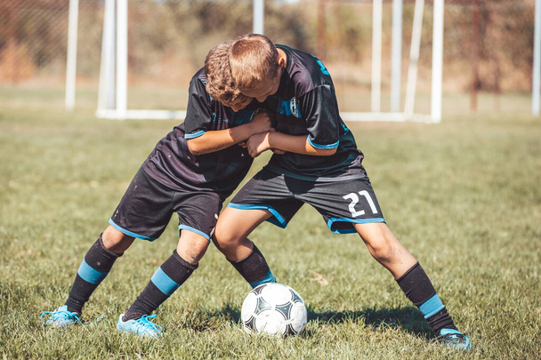 çocuklar futbol spor alanında tekme - Fotoğraf, Görsel