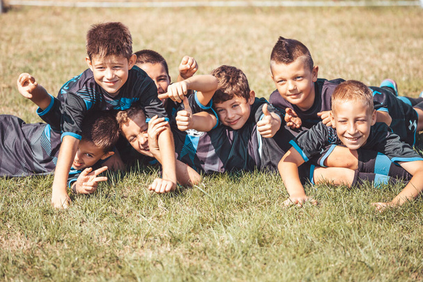 Malé děti hráči slaví vítězství společně při lhaní  - Fotografie, Obrázek