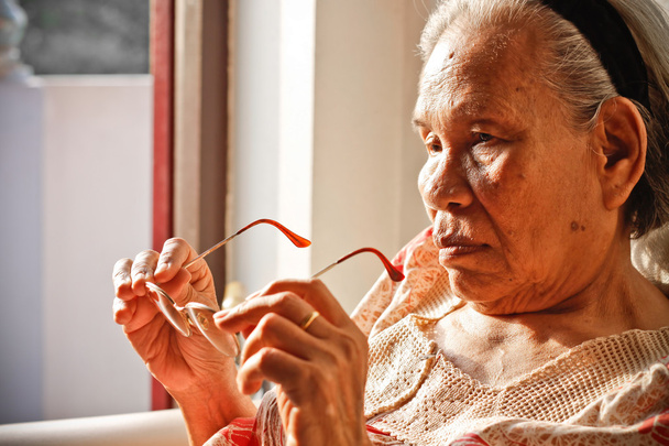 пожилая женщина в очках
 - Фото, изображение