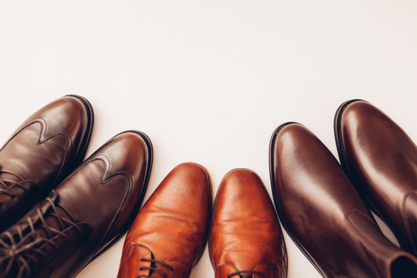 Schuhe, drei Paar stylische Lederstiefel für Männer. männliche Winter-, Herbst- oder Frühjahrsmode. Schuhe. Verkauf - Foto, Bild