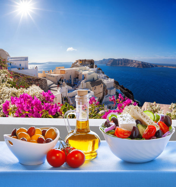 görög saláta, szemben a híres templom-oia településen, santorini-sziget, Görögország - Fotó, kép