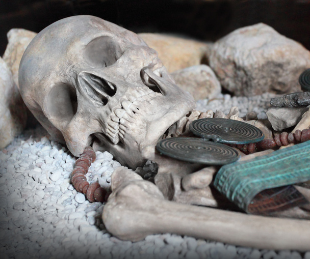 Muerto hombre celta en la tumba
 - Foto, imagen