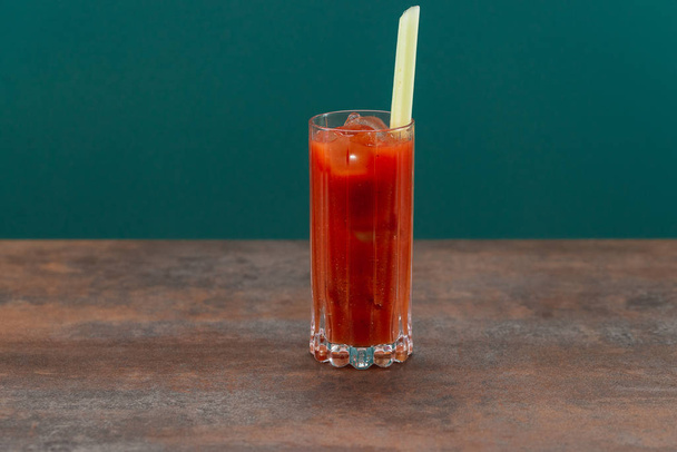 Bloody Mary koktejl zdobený celerem, podávaný s kostkami ledu ve sklenici - Fotografie, Obrázek