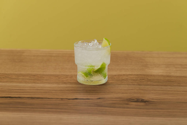  Glas Gin Tonic Cocktail mit Limettenscheiben und Eisstücken - Foto, Bild