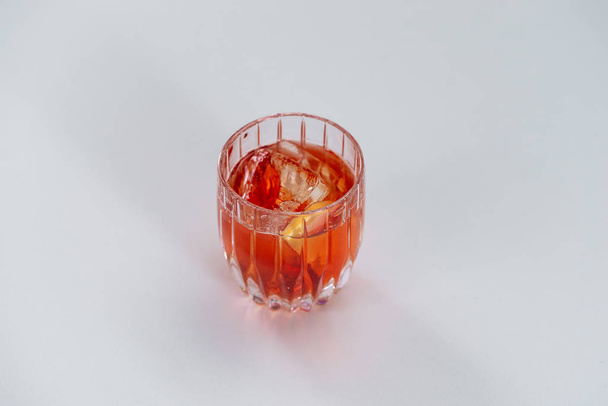 szklanka koktajlu alkoholowego z lodem i plasterkiem cytryny na białym tle - Zdjęcie, obraz