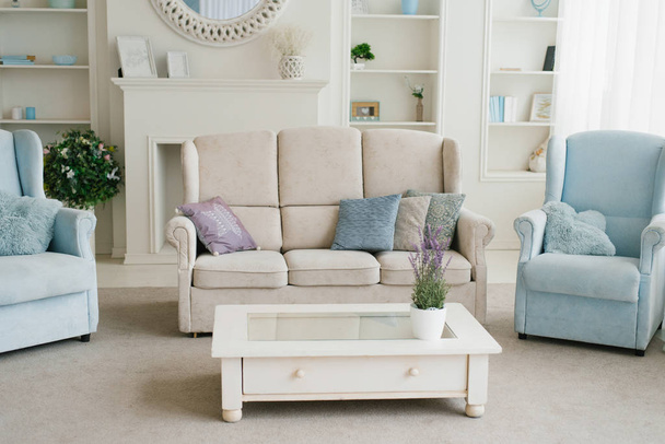  fény kék nappalival: kanapé, fotelek, kandalló és ő - Fotó, kép