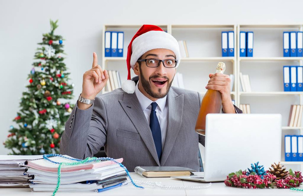 Jonge zakenman viert kerst op kantoor - Foto, afbeelding