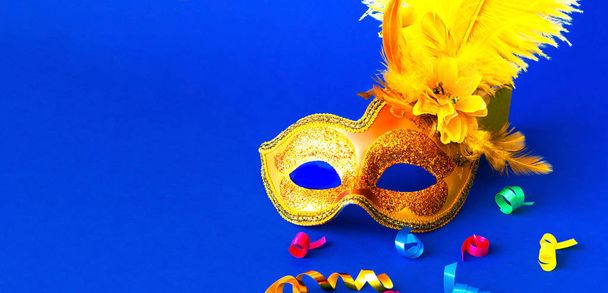 Karnevaali naamio sinisellä taustalla kimaltelee. Mardi gras konsepti. Kopioi tila
 - Valokuva, kuva