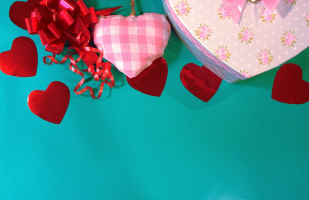  Šťastný Valentýn přání se srdcem a dárkem - Fotografie, Obrázek