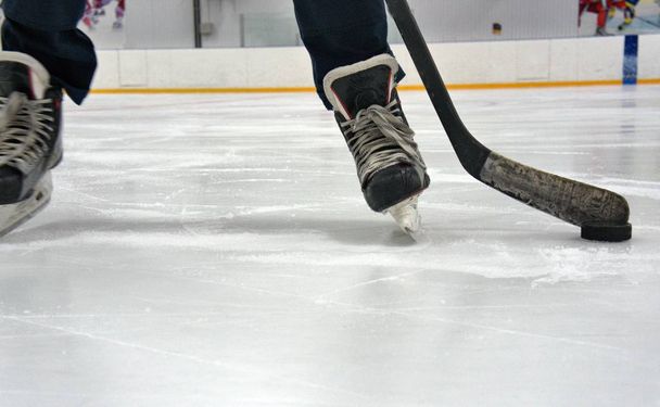  Hockey speler met stok en puck - Foto, afbeelding