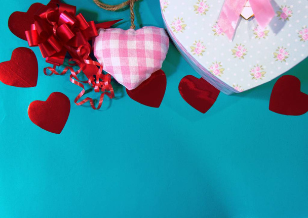  Bonne carte de Saint-Valentin avec des coeurs et un cadeau
 - Photo, image