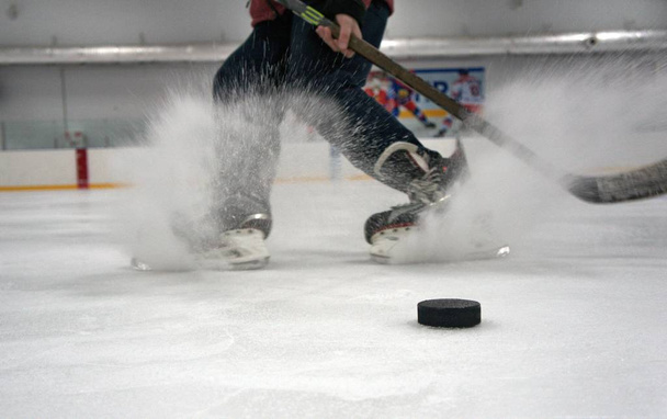  Hockeyspieler mit Stock und Puck - Foto, Bild