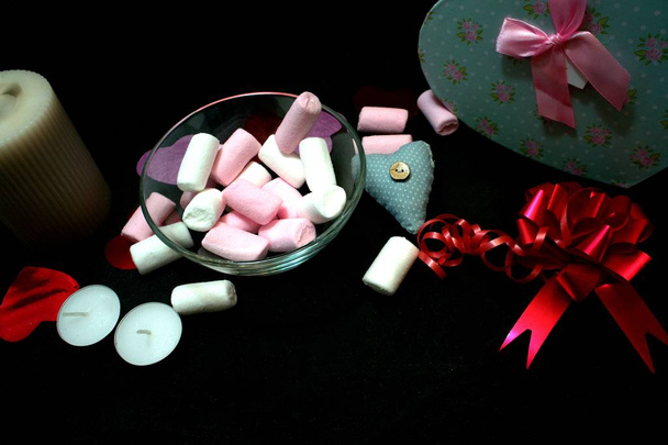 kortti naisten onnea vaahtokarkkeja lahjoja sydän ja kynttilät romanttisessa ympäristössä Ystävänpäivä tai syntymäpäivä
 - Valokuva, kuva