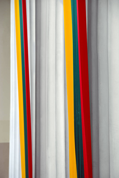 A coluna do edifício é decorada com tricolor lituano: amarelo, vermelho, verde. Vista na capital antes do Dia da Independência lituano - 16 de fevereiro
 - Foto, Imagem