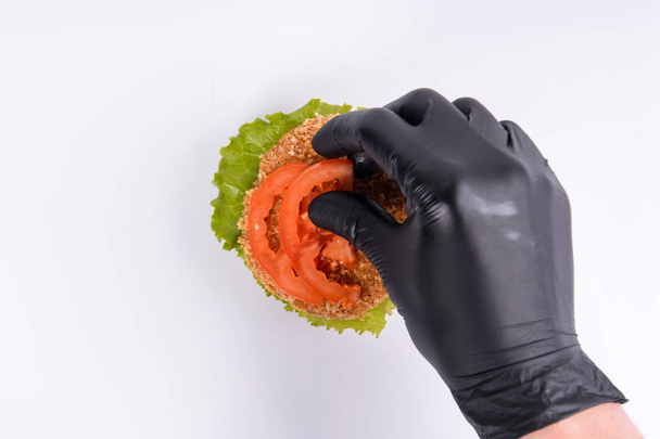 Montage eines Hamburgers auf weißem Hintergrund 39 - Foto, Bild