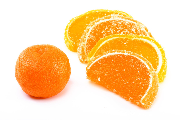 Mandarinen- und Fruchtbonbons auf weißem Hintergrund - Foto, Bild
