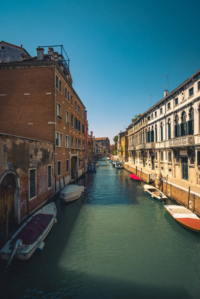 Човни і будинки Венеції - Фото, зображення