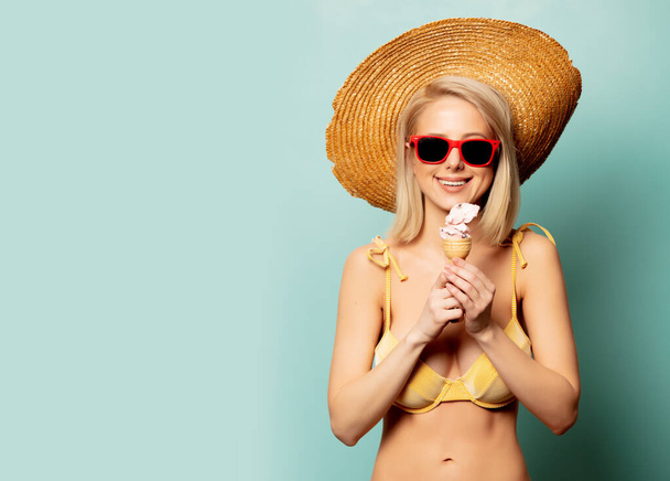 schöne blonde Frau im Bikini mit einem Eis - Foto, Bild
