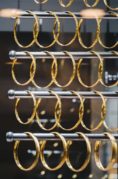 Weergave van tientallen gouden armbanden in Turkse stijl - Foto, afbeelding