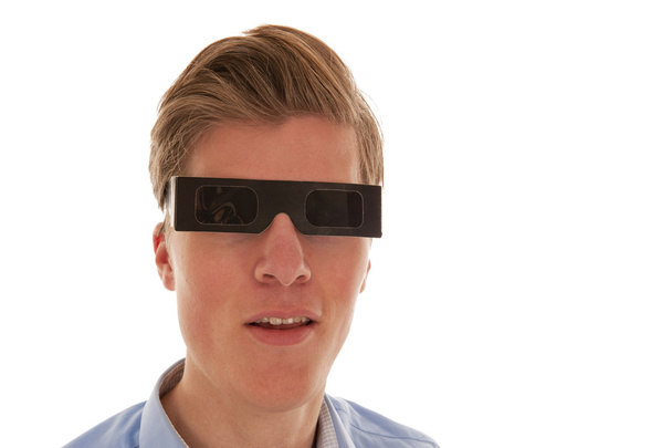Mann schaut durch Sonnenfinsternis-Brille - Foto, Bild