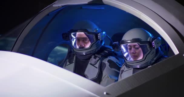 Astronautas machos y hembras navegando por la nave espacial
 - Imágenes, Vídeo