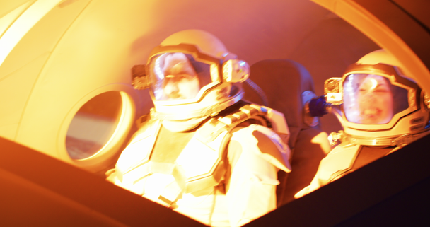 Astronotlar iniş sırasında yüksek yerçekimi kuvveti görüyorlar. - Video, Çekim