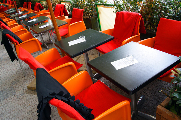Mesas y sillas al aire libre
 - Foto, imagen