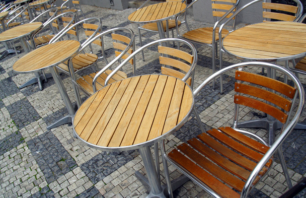 tafels en stoelen in open lucht - Foto, afbeelding