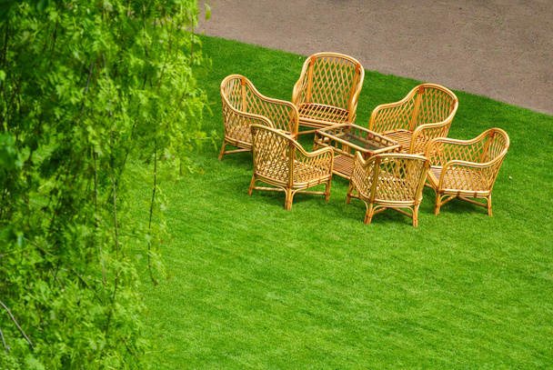 Mesa al aire libre
 - Foto, Imagen