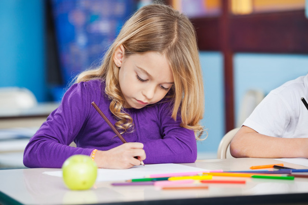 Girl With Sketch Pen Drawing In Kindergarten - Foto, afbeelding