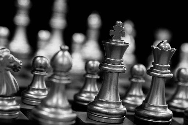 Король в игре в шахматы стоять на шахматной доске с черным iso
 - Фото, изображение
