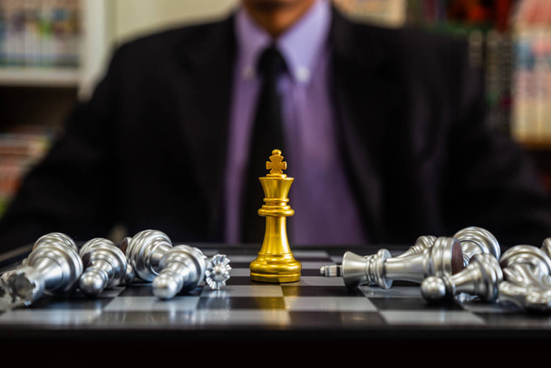 Σκάκι παιχνίδι στην σκακιέρα πίσω από το φόντο του επιχειρηματία. Μπουσίνη - Φωτογραφία, εικόνα