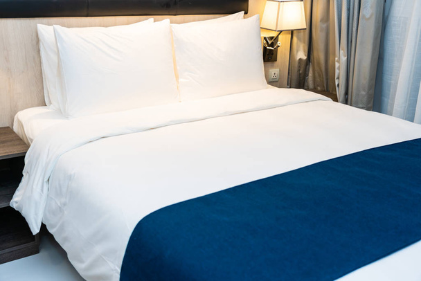 Bianco comodo cuscino e coperta sulla decorazione del letto in bedroo
 - Foto, immagini