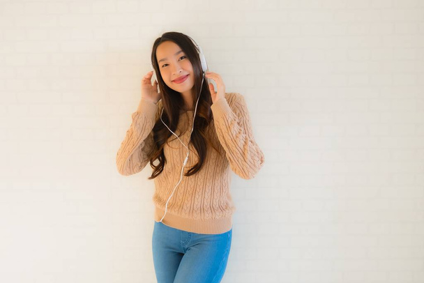 Portrait belle jeune asiatique femmes heureux profiter avec écouter mus
 - Photo, image
