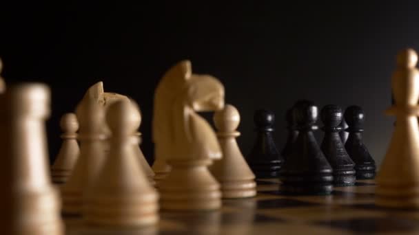 A sakktábla fehér és fekete darab - Felvétel, videó