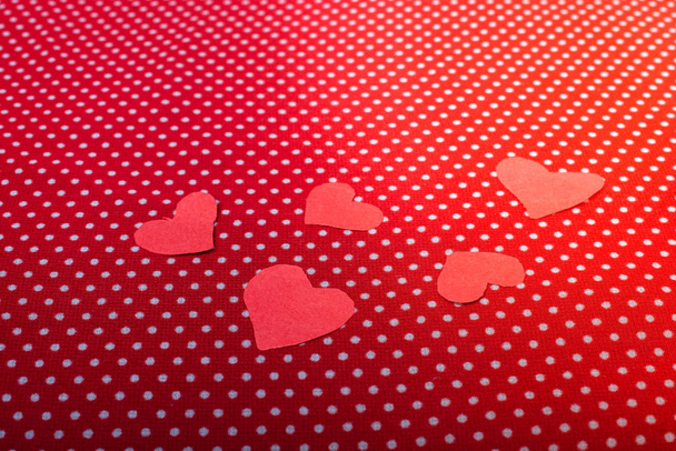 Carte tagliate a forma di cuore rosso come concetto di amore e giorno di San Valentino
    - Foto, immagini