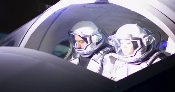 Mannelijke en vrouwelijke astronauten navigeren op ruimteschip - Video
