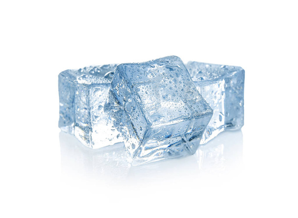 Кристально чистые кубики льда с капельками воды изолированы на белом
 - Фото, изображение