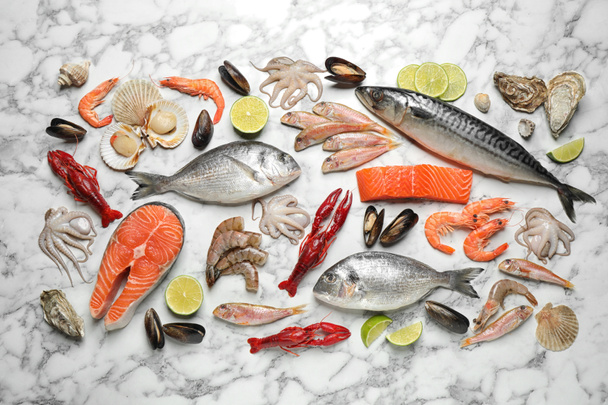 Peixe fresco e frutos do mar diferentes em mesa de mármore branco, flat lay
 - Foto, Imagem
