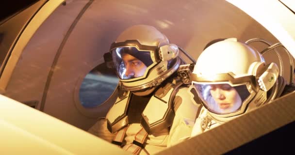Mužští a ženští astronauti navigující kosmickou loď - Záběry, video