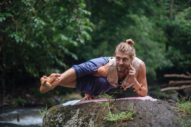 Практика йоги і медитації в природі. Людина практикує біля річки - Фото, зображення