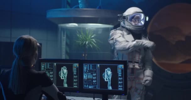 Astronauta ayudando al hombre con traje espacial
 - Imágenes, Vídeo