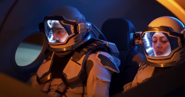 Astronautas masculinos e femininos navegando na nave espacial
 - Filmagem, Vídeo