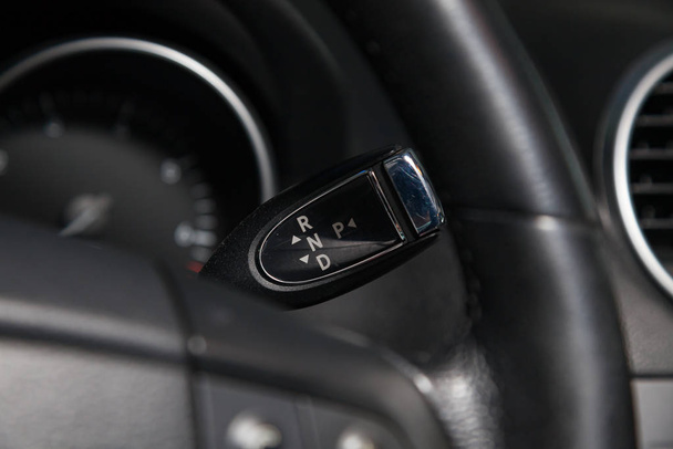 Pomello cambio automatico sotto volante in nero per la guida di un
 - Foto, immagini