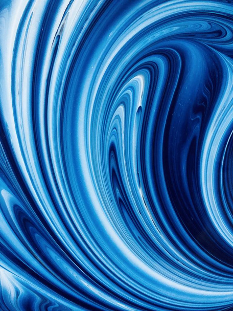 Abstrakter Hintergrund schmiert mit weißen Wellen. Klassische Blautöne Trend 2020 Jahr Farbe. Marmor Acryl Textur. Splash Aquarell Bewegung. Für moderne Banner, Flyer, Landing Page, Posterillustration.  - Foto, Bild