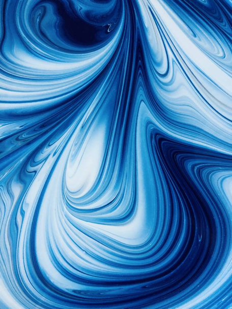 Abstrakter Hintergrund schmiert mit weißen Wellen. Klassische Blautöne Trend 2020 Jahr Farbe. Marmor Acryl Textur. Splash Aquarell Bewegung. Für moderne Banner, Flyer, Landing Page, Posterillustration.  - Foto, Bild