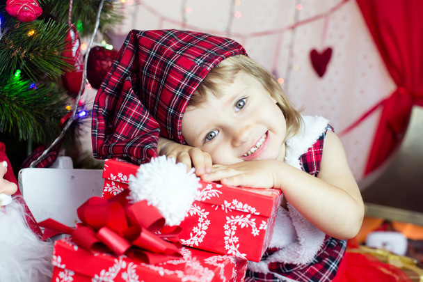 Cute child in santa hat - Foto, afbeelding