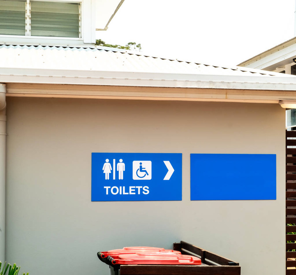 Μια μπλε πινακίδα για τουαλέτες και τουαλέτες - Φωτογραφία, εικόνα