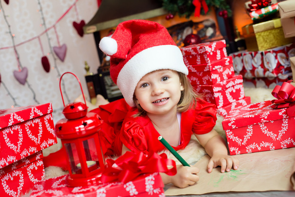 Cute child in santa hat - Foto, afbeelding