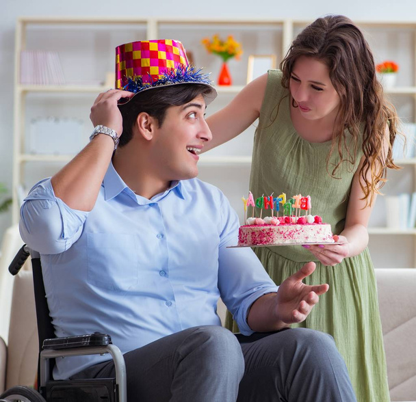 障害者の誕生日を祝う若い家族 - 写真・画像